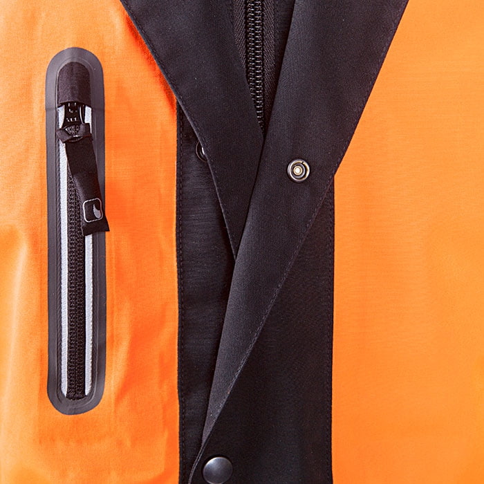Nahaufnahme der Brusttasche mit Reißverschluss und der schwarzen Druckknopfleiste der Keiu Regenjacke
