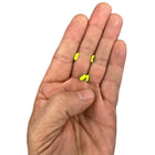 Hardware NFC Tag von Scannable, drei kleine gelb-grüne NFC Tags auf der Handfläche einer Person
