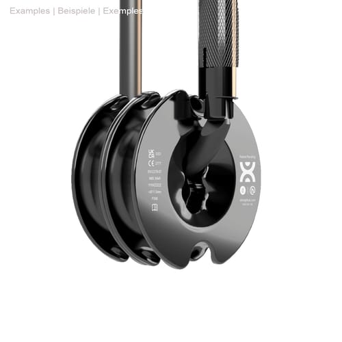 PulleyOne Pro schwarze Doppelscheibe mit Karabinerhaken, Seitenansicht vor weißem Hintergrund