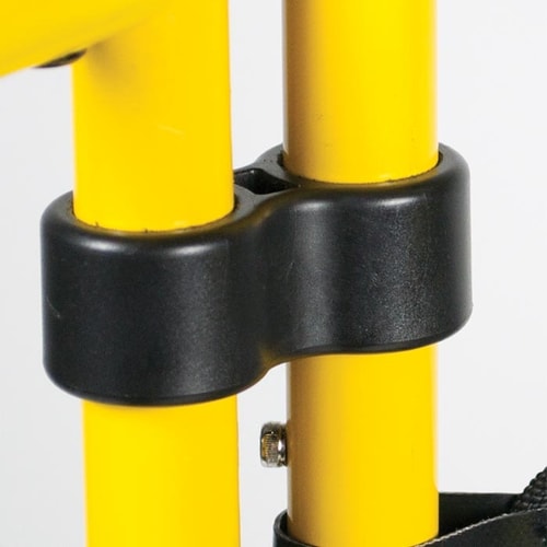 Tri-Guard Verbindungsring, schwarz, befestigt an zwei gelben Metallstangen, mit sichtbarer Schraube und Teil eines schwarzen Gurtes