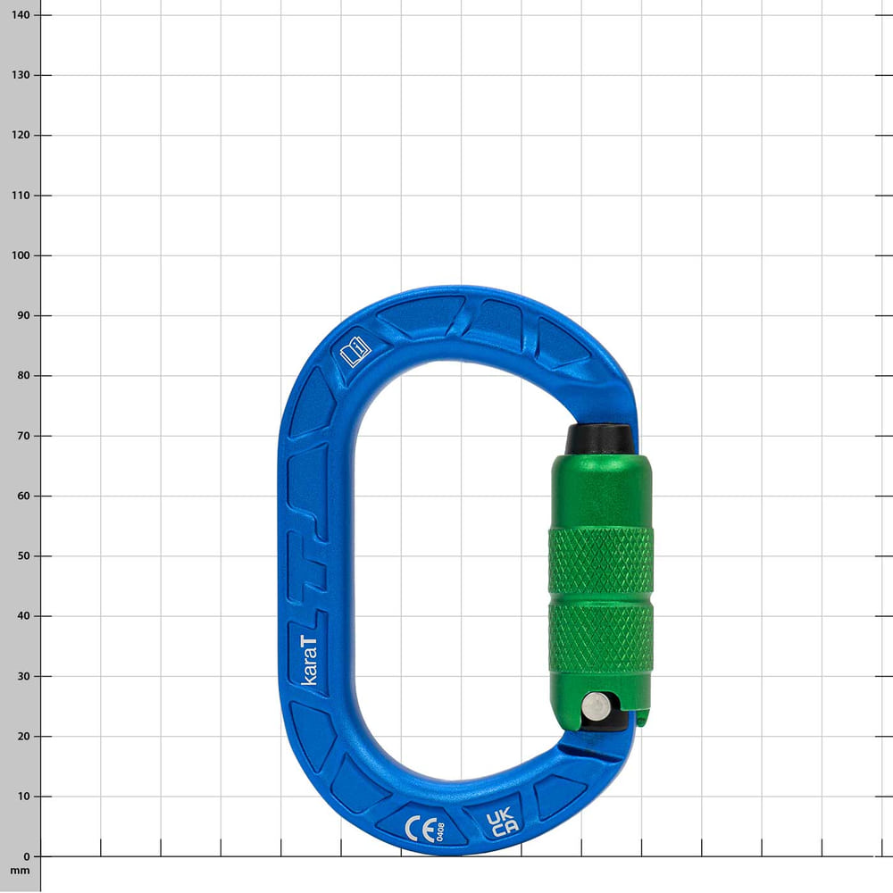 karaT Karabiner in Blau mit grünem Schraubverschluss, mit CE- und UKCA-Zeichen, vor weißem Hintergrund mit Rastermaß