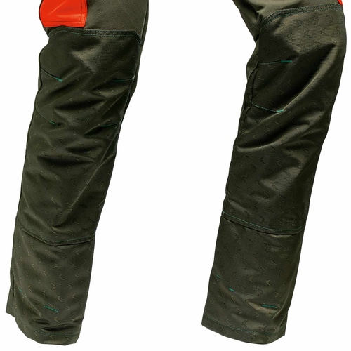 Detailaufnahme der unteren Hosenbeine der Arborist Slim Fit Arbeitshose mit verstärktem Material und Nahtstrukturen