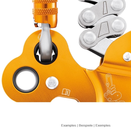 Detailaufnahme des oberen Teils des Petzl ZigZag Seilzugsystems mit einem Karabinerhaken und silbernen Hebeln