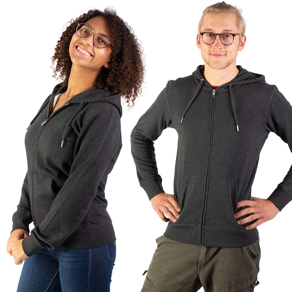 Weltenbaum Hoodie, dunkelgrauer Kapuzenpullover mit Reißverschluss, getragen von einer Frau und einem Mann, beide mit Brille