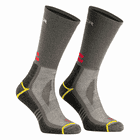 Outdoor EcoDry graue Sportsocken mit gelben und roten Akzenten, Paaransicht von der Seite.