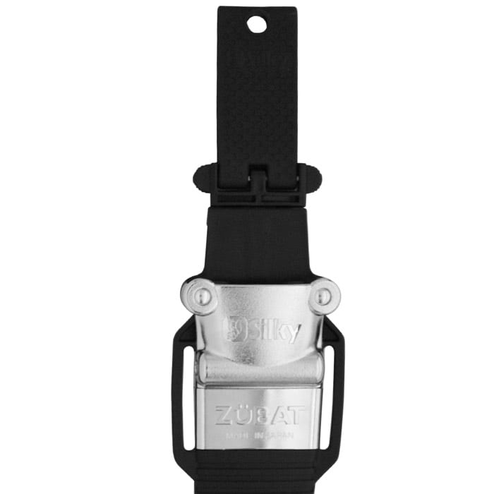 Zübat 330 Holster Nahaufnahme des silbernen Metallverschlusses mit der Prägung „Silky“ und „Zübat Made in Japan“ am schwarzen Band von Zübat
