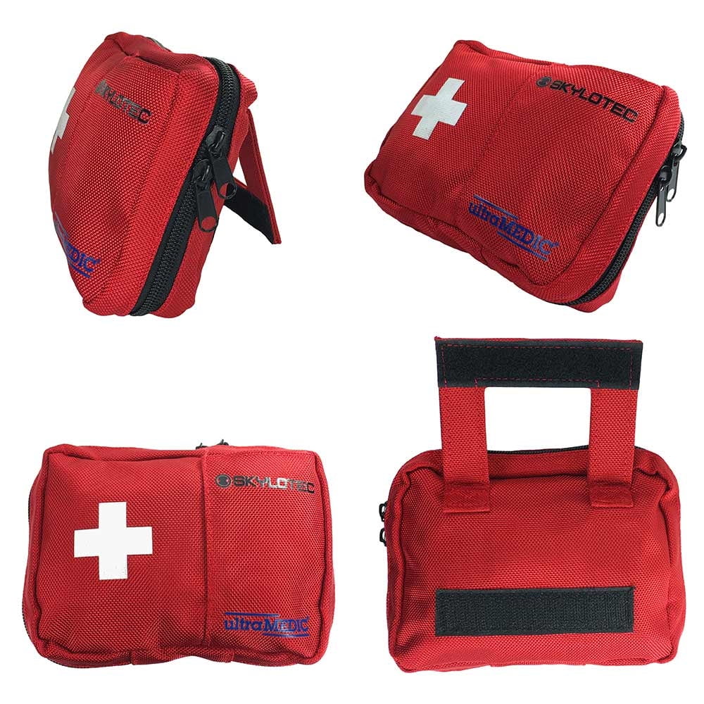 Erste-Hilfe-Bag von Skylotec in vier Ansichten: Seitenansicht mit Reißverschluss, Vorderansicht mit weißem Kreuz und Logos, Rückansicht mit zwei roten Schlaufen und Klettverschluss, und schräge Ansicht mit Reißverschluss, alle in Rot aus robustem Stoff