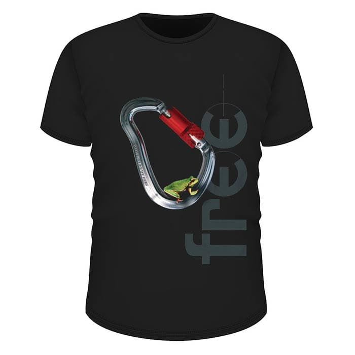 Schwarzes T-Shirt mit Aufdruck eines silbernen Karabiners mit rotem Verschluss und einem kleinen grünen Frosch darin, daneben steht der Schriftzug "free" in Grau, Produktname Tree Frog