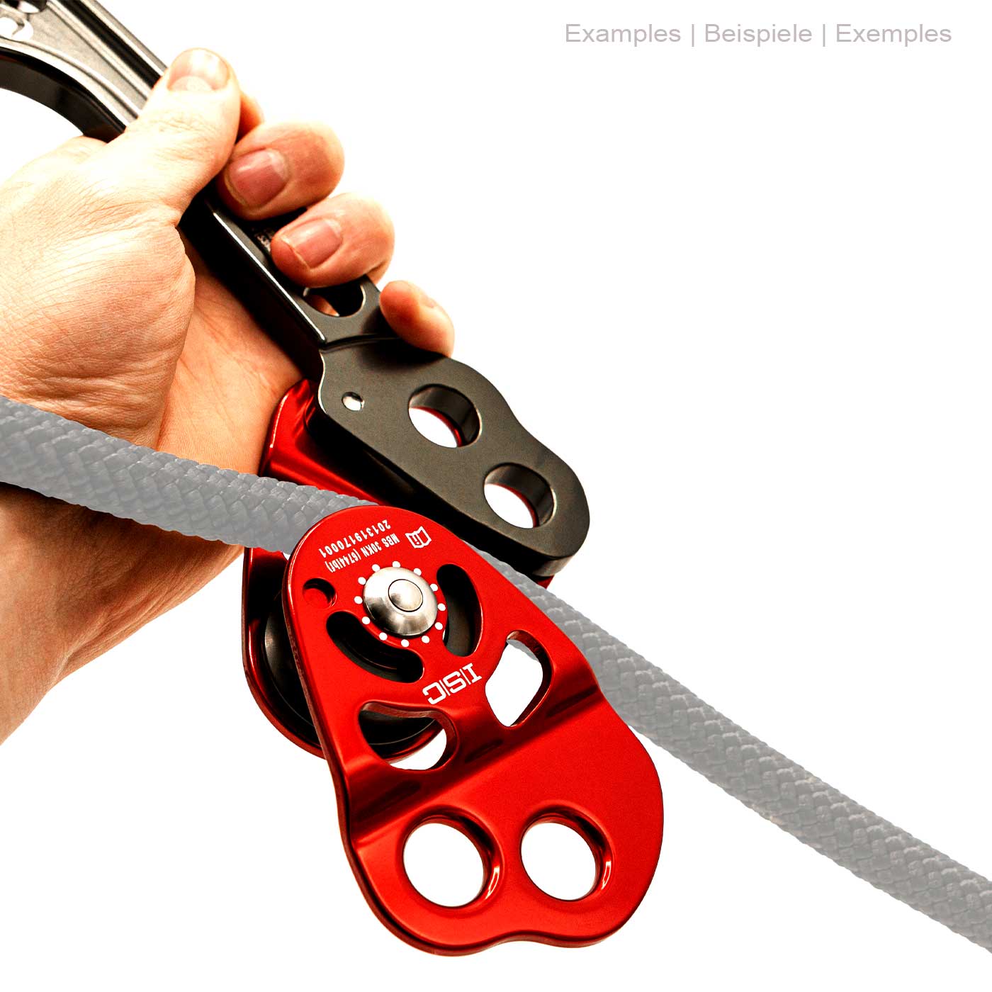 Squirrel Tether, Klettergerät mit Hand, die schwarzen Metallarm hält, roter Aluminiumblock mit weißen Aufdrucken und grauem Seil