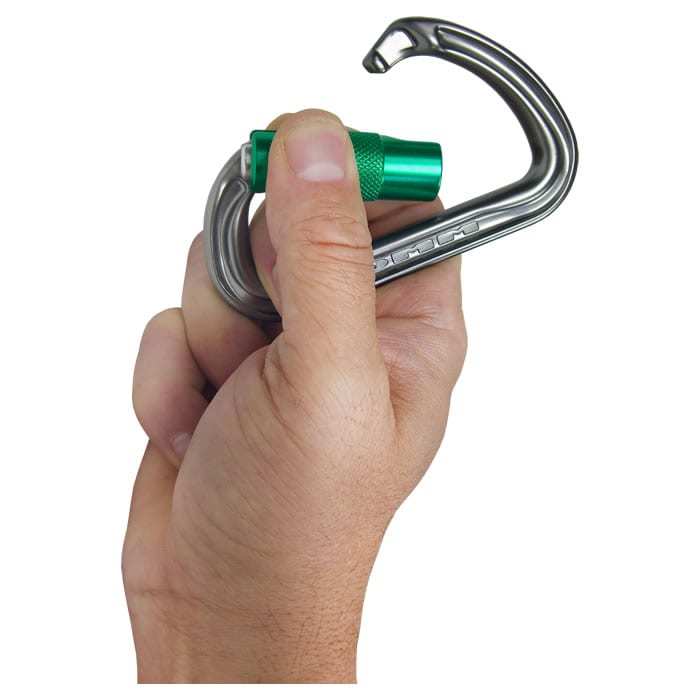 Shadow Karabiner mit grünem Schraubverschluss, Hersteller DMM, Typ nicht sichtbar in einer Hand gehalten vor weißem Hintergrund