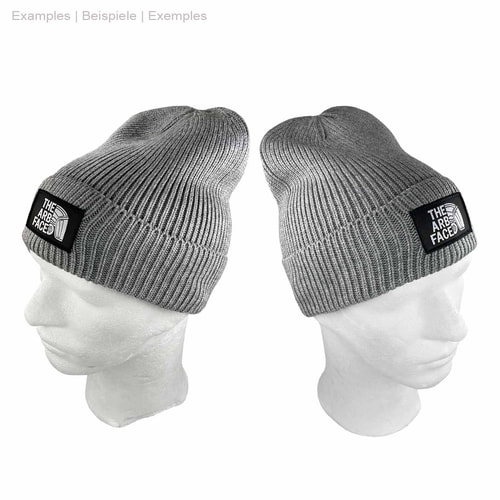 Graue Arbface Beanie Mütze mit schwarzem Logo-Patch vorne, gezeigt auf weißem Schaufensterkopf aus zwei verschiedenen Perspektiven