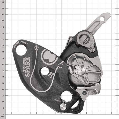Schwarzes Gerät mit silbernem Hebel, offen mit sichtbaren mechanischen Teilen und Aufdruck "Skylotec Spark"