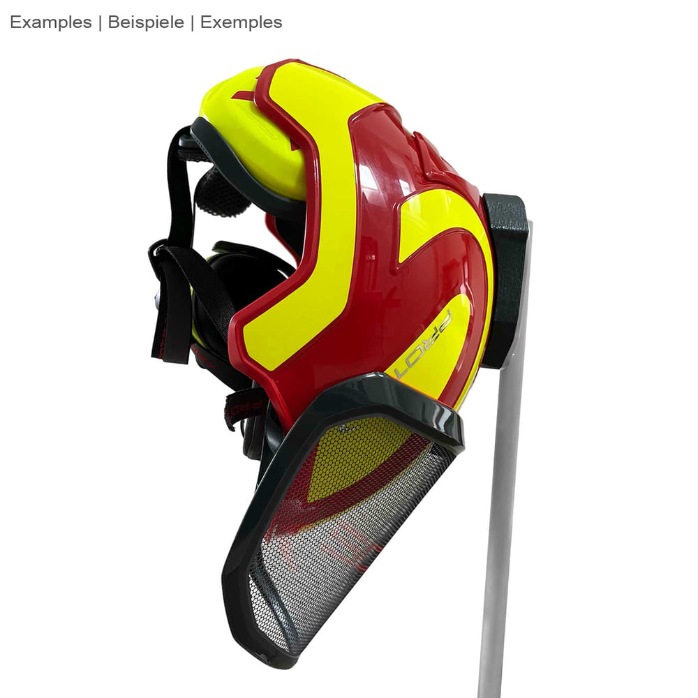 Toolprotect Helmhalter mit einem daran hängenden roten und gelben Helm mit schwarzem Gitter und schwarzen Gurten, montiert an einer grauen Stange