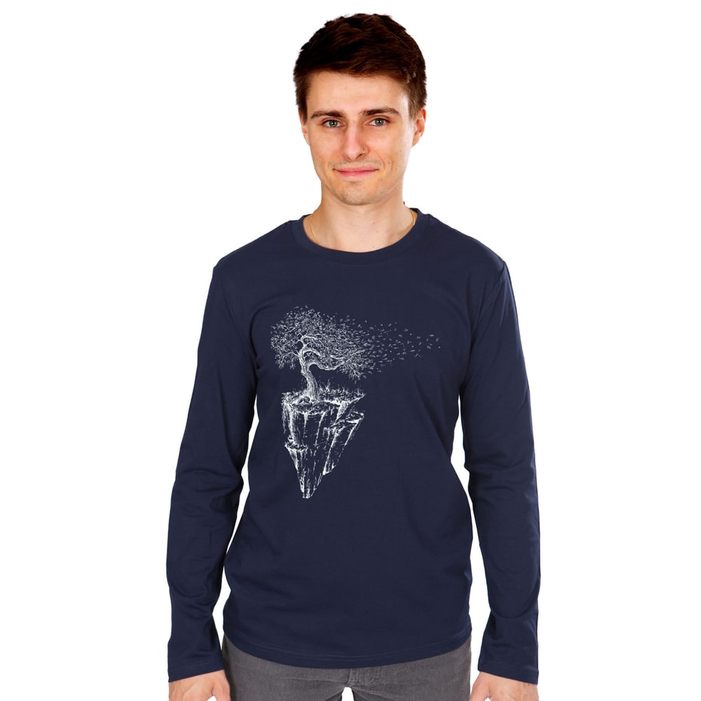 Island Longsleeve, dunkelblaues Langarmshirt mit weißem Motiv eines Baums auf einer schwebenden Felseninsel, getragen von einem jungen Mann mit braunen Haaren