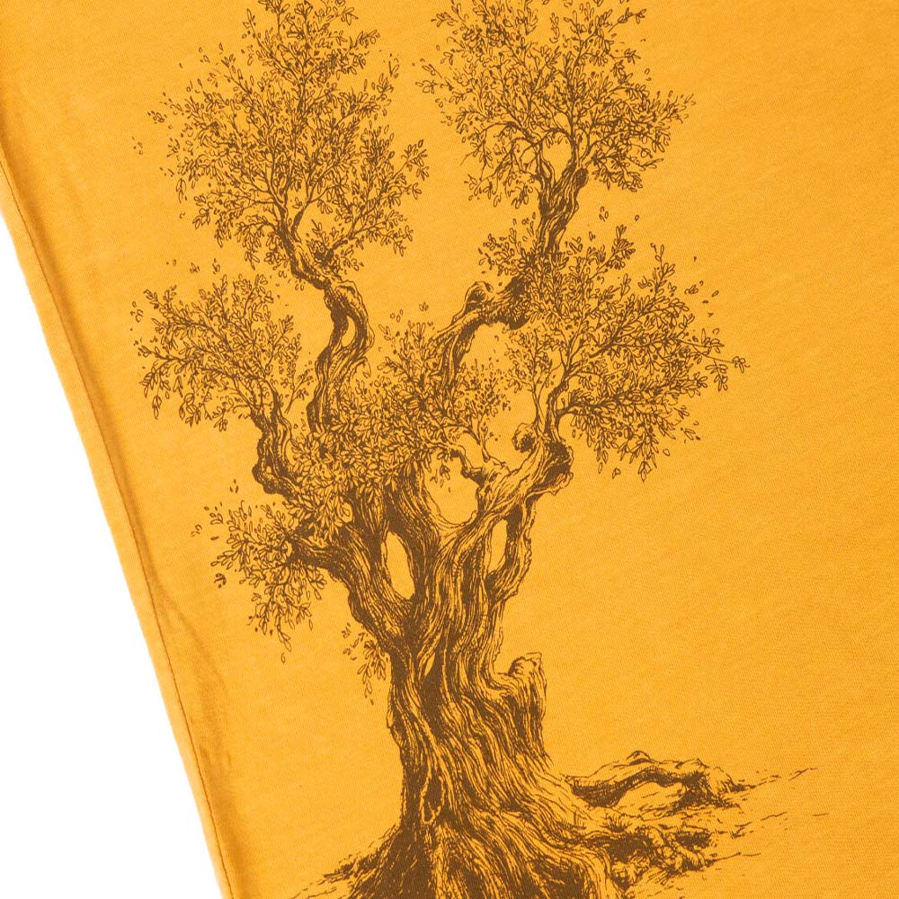 Olive Tree T-Shirt, Detailaufnahme des braunen Olivenbaumdrucks auf gelbem Stoff des T-Shirts