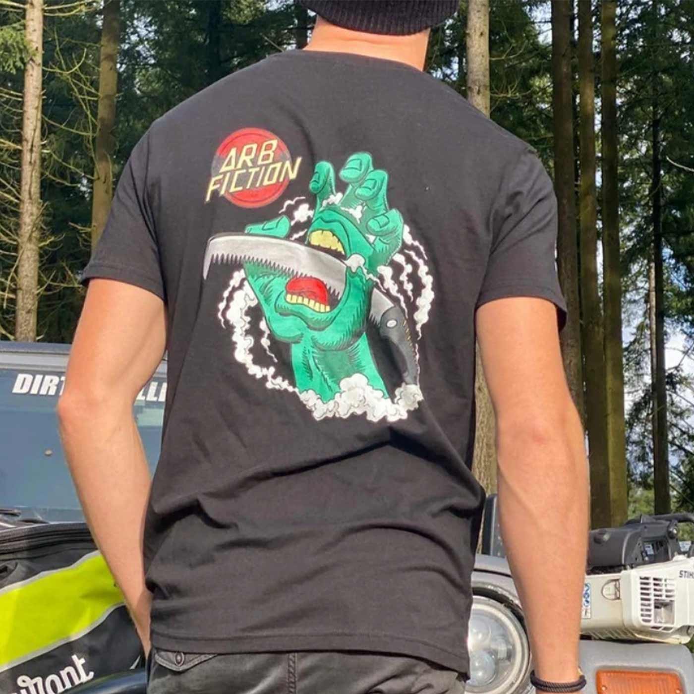 Person trägt das schwarze T-Shirt mit großem Aufdruck der grünen Hand und dem "ARB FICTION"-Logo auf dem Rücken, Produktname Screaming Hand