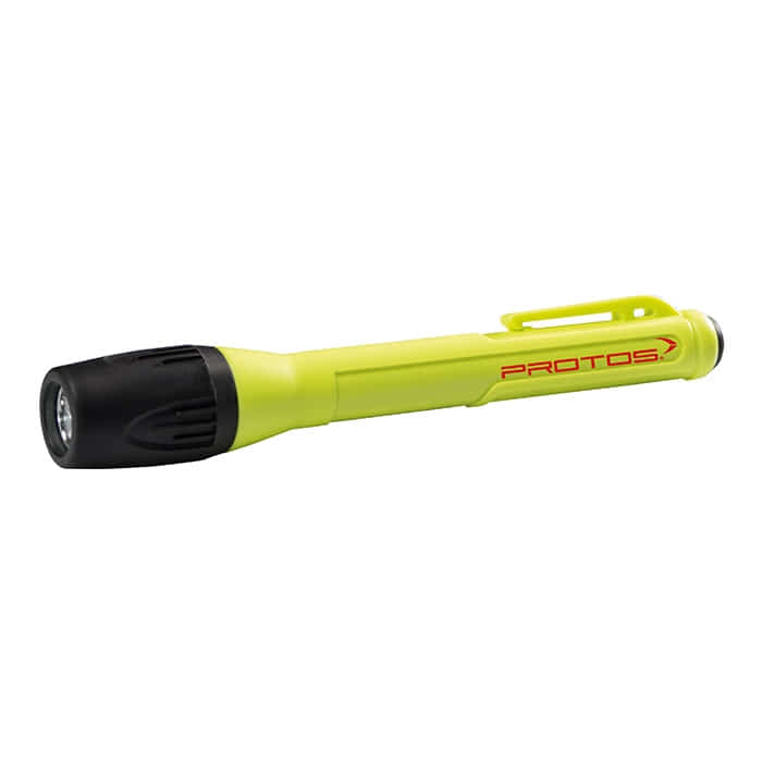 Maclip Light mini von Protos, gelbe Stiftlampe mit schwarzem Lampenkopf und roter Aufschrift "PROTOS" am Gehäuse