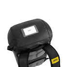Oberseite des Petzl Transport 30 Rucksacks mit Sichtfenster und gelbem Petzl-Logo auf dem Träger