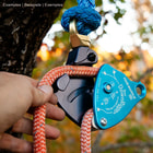 Rock Exotica Omni DownRigger in Blau mit orangefarbenem Seil, eine Hand hält das Seil, Hersteller Rock Exotica, Typ DownRigger
