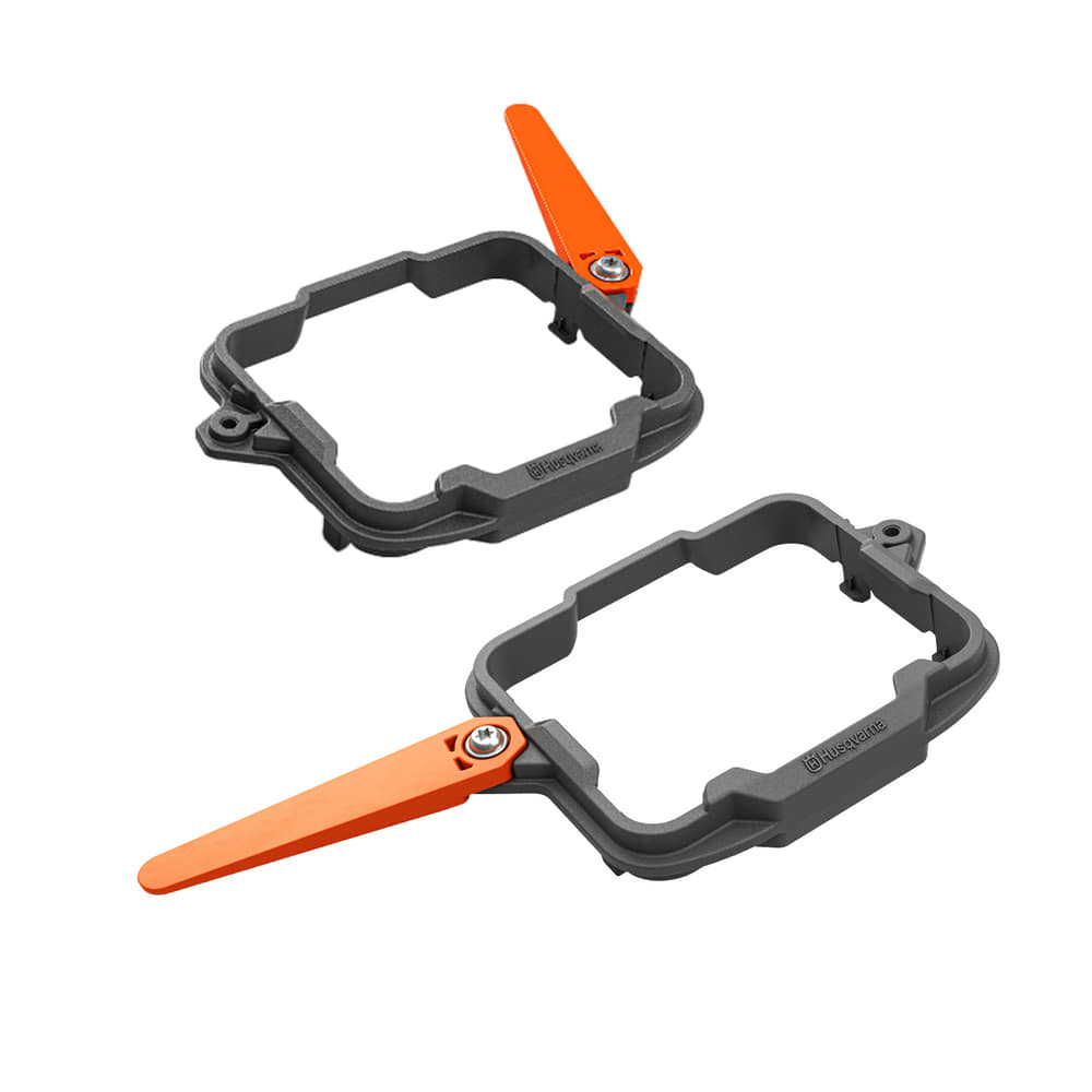 Radreinigungs-Set, zwei graue rechteckige Halterungen mit jeweils einem orangefarbenen Hebel, Hersteller Husqvarna