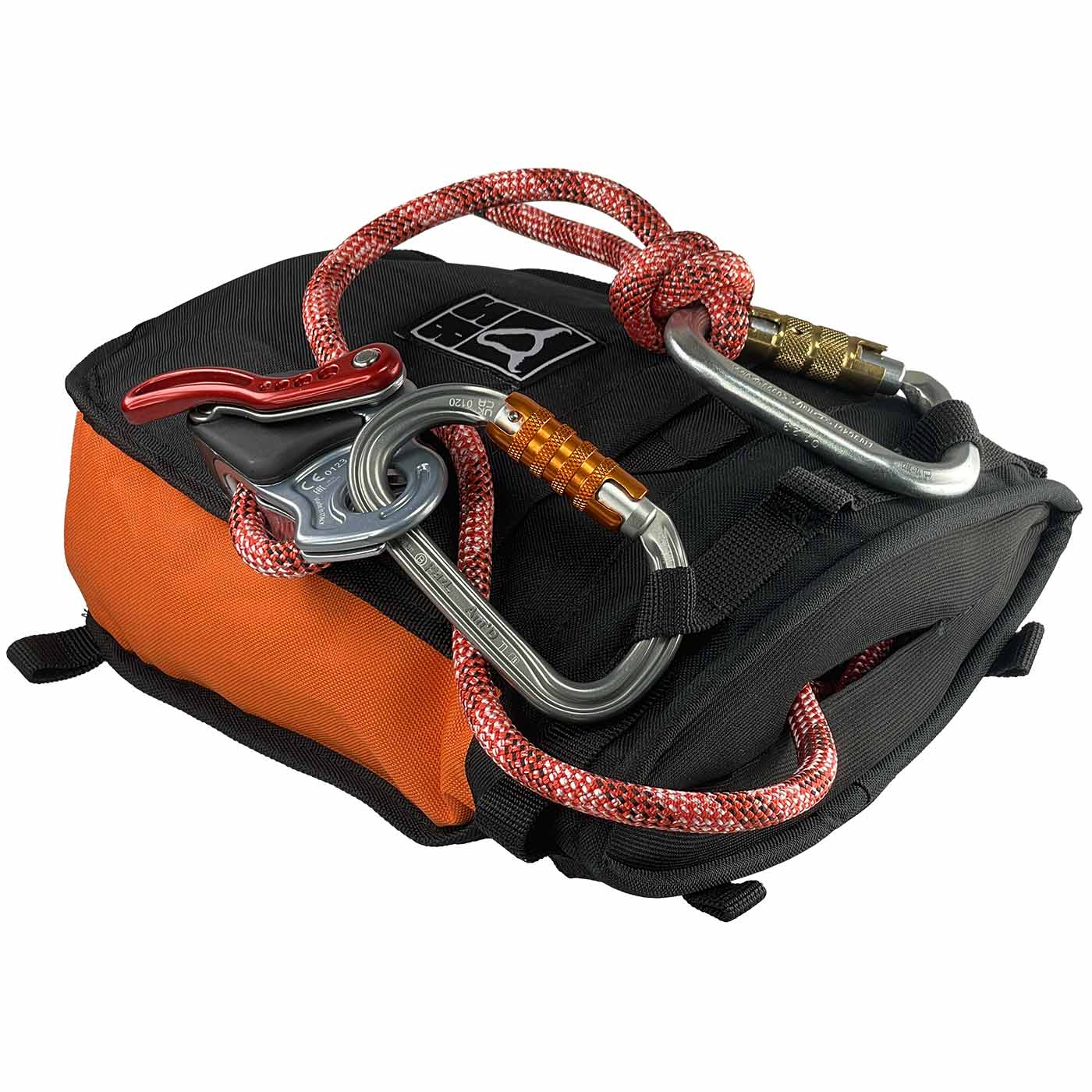 Rescue Druid Dynamic, schwarzer und oranger Beutel liegend, rotes Kletterseil mit Knoten, zwei Karabiner mit goldenem und orangefarbenem Verschluss, grauer Sicherungsmechanismus mit rotem Hebel am Karabiner befestigt