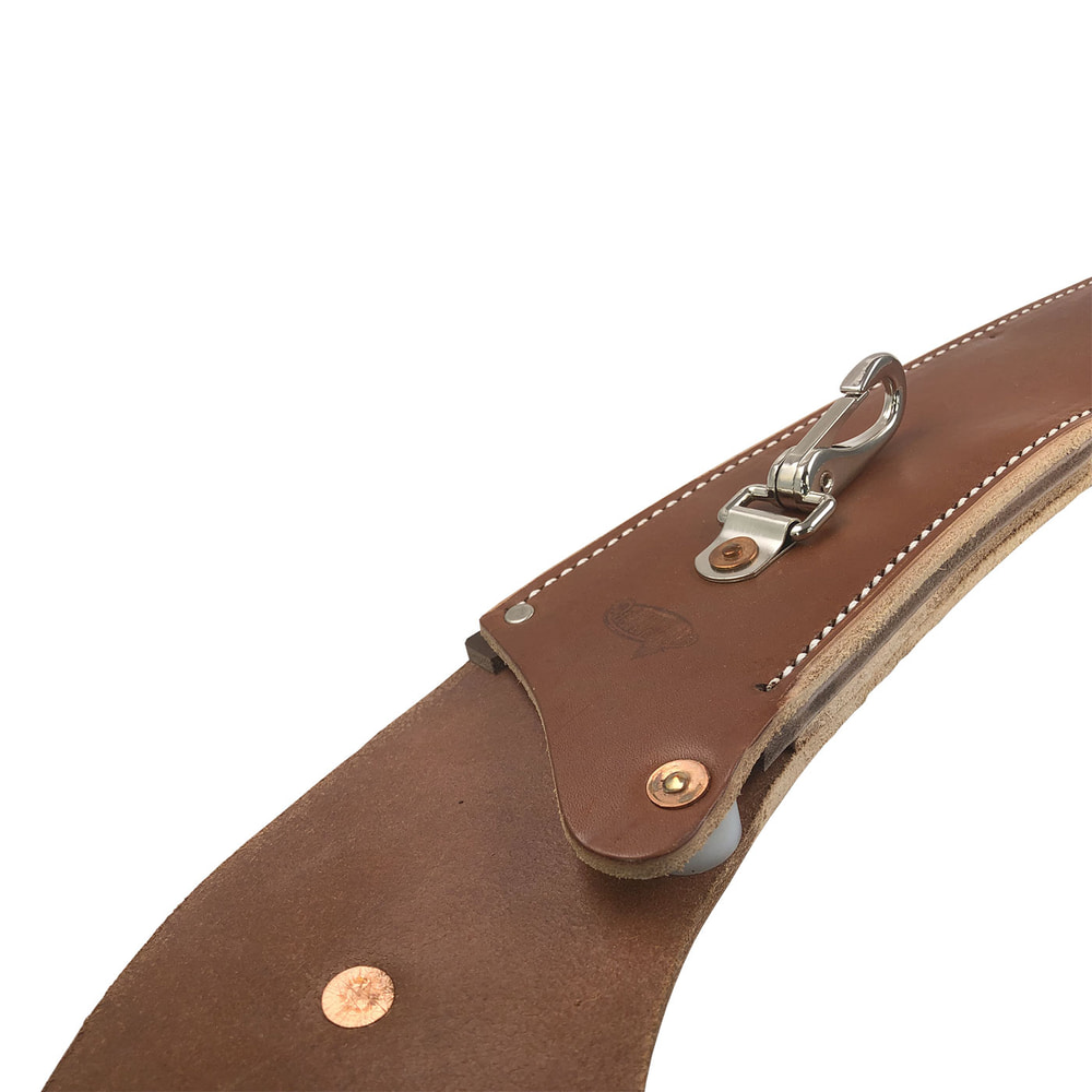 Nahaufnahme des Lederholsters KR mit Metallhaken, Nieten und sichtbaren weißen Nähten