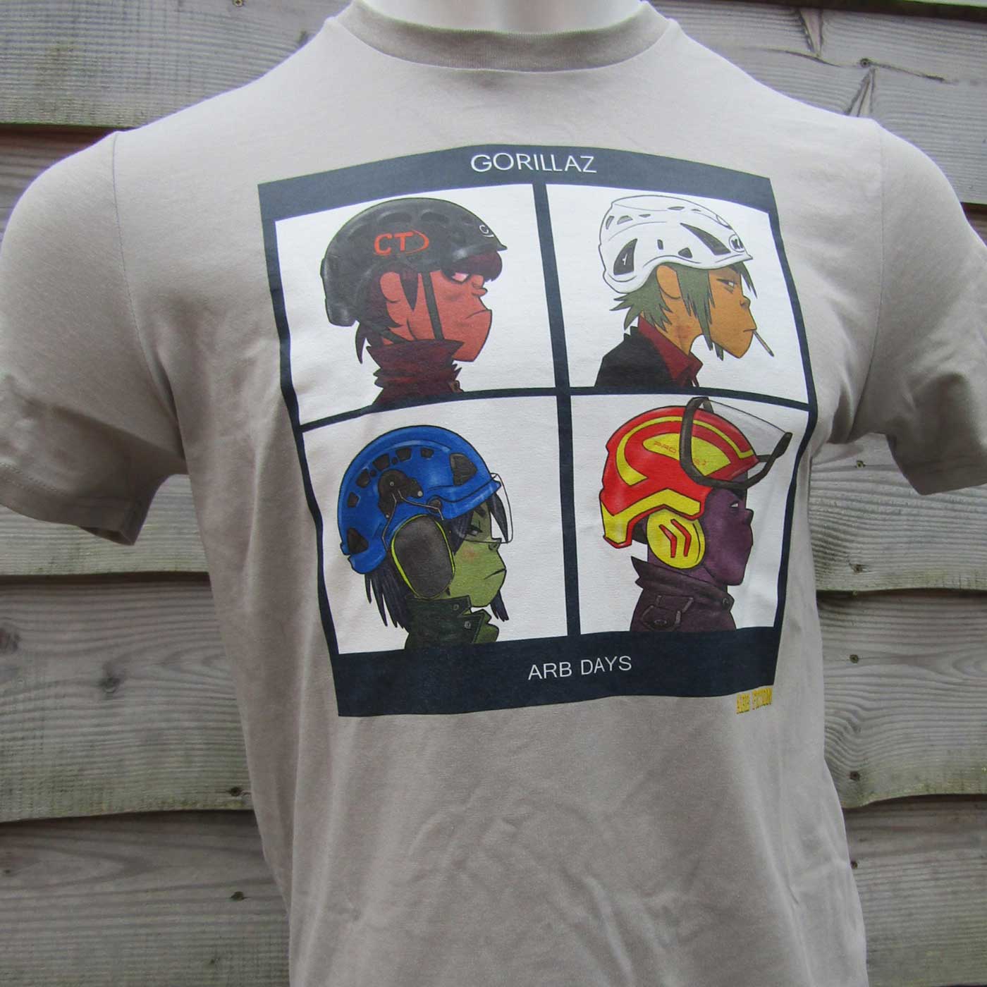 Gorillaz T-Shirt in Hellgrau mit einem quadratischen Druck, der vier Comic-Charaktere mit Helmen zeigt, oben steht "GORILLAZ" und unten "ARB DAYS"