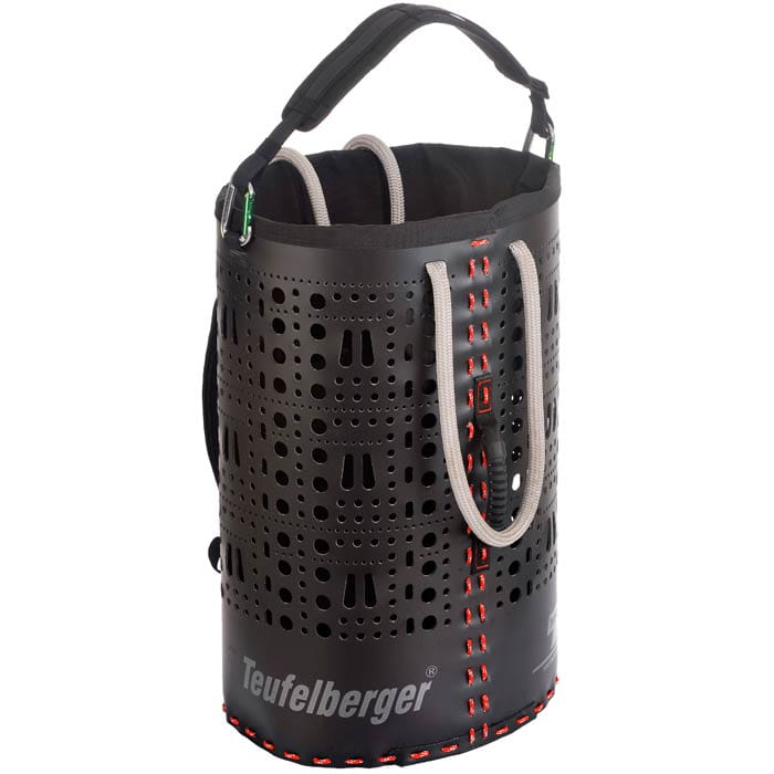 ropeBUCKET 80, schwarzer zylindrischer Behälter mit vielen runden und tropfenförmigen Löchern, grauen Griffschlaufen, roter Naht und grauem Schriftzug "Teufelberger"