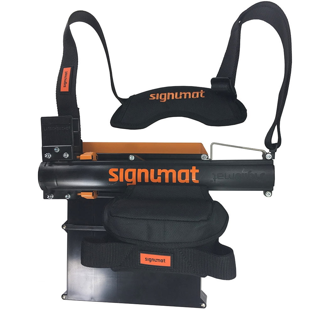ArboTag Magazin Plus von signmat, schwarzes Magazin mit orangen Details und zwei schwarzen Tragegurten mit Polsterung, signmat-Logo sichtbar