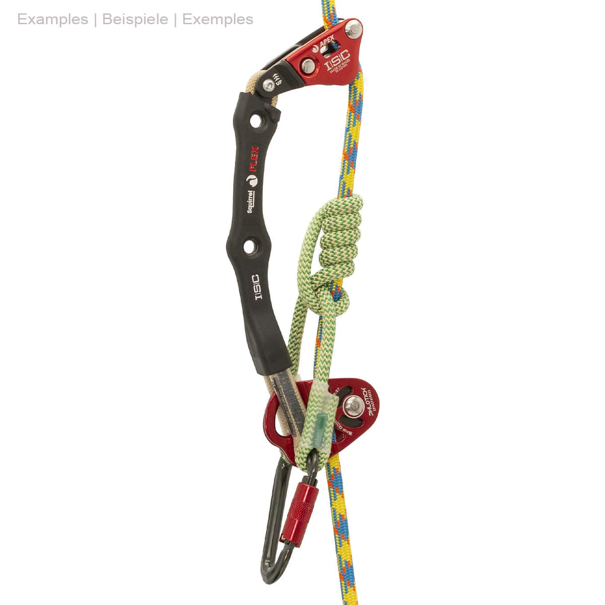 Apex Rope Wrench von ISC in Gebrauch, rotes und schwarzes Metallgerät an buntem Seil mit Knoten und Karabiner, vor weißem Hintergrund