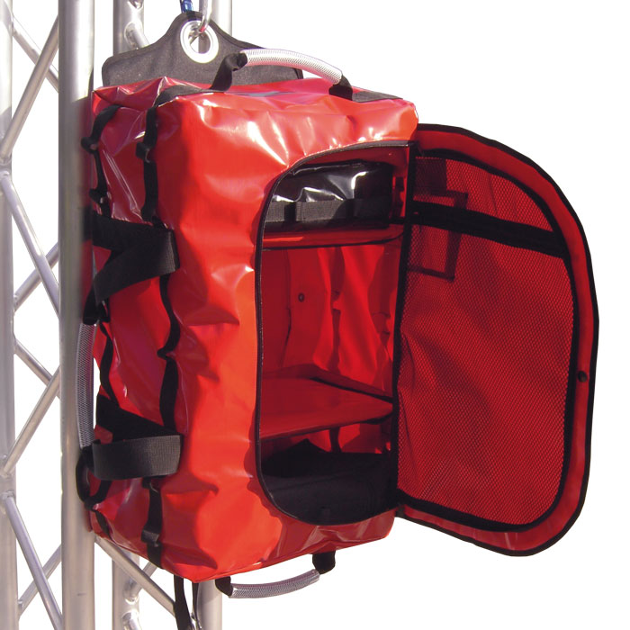 Multiuse Tasche in Rot mit geöffnetem Fach und schwarzem Innenfutter, aufgehängt an einem Metallgestell
