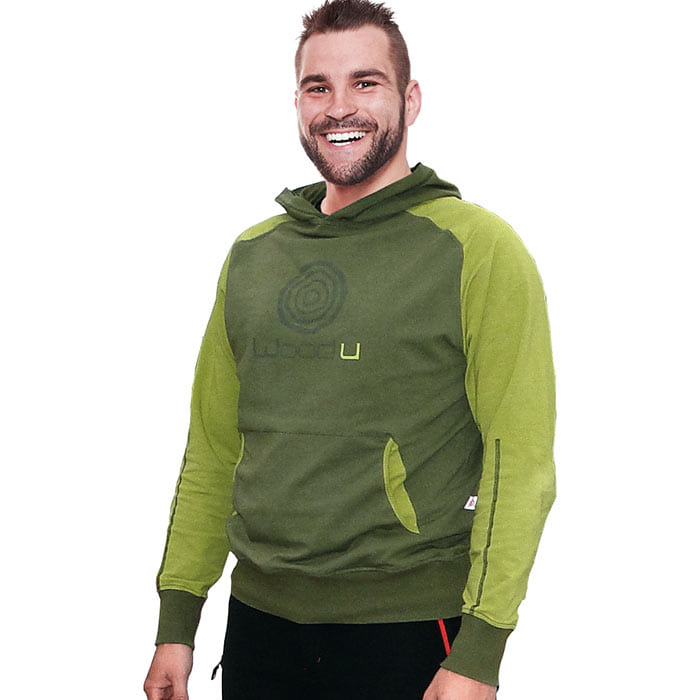 Mann trägt den Forest WoodU Kapuzenpullover in zwei Grüntönen und lächelt dabei