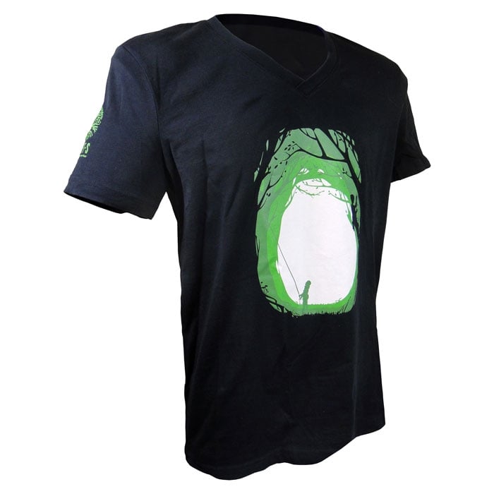 Inside Me schwarzes T-Shirt mit grünem und weißem Wald- und Klettermotiv, V-Ausschnitt, freistehend fotografiert