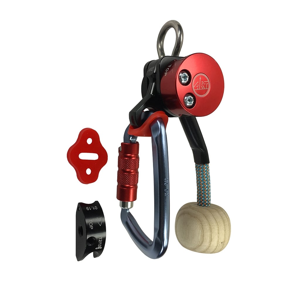 LockJack 2 Basic Klettergerät mit rotem und schwarzem Metallgehäuse, Karabinerhaken, rotem Metallgriff und Holzgriff am Seil, zwei zusätzliche kleine Metallteile in Rot und Schwarz