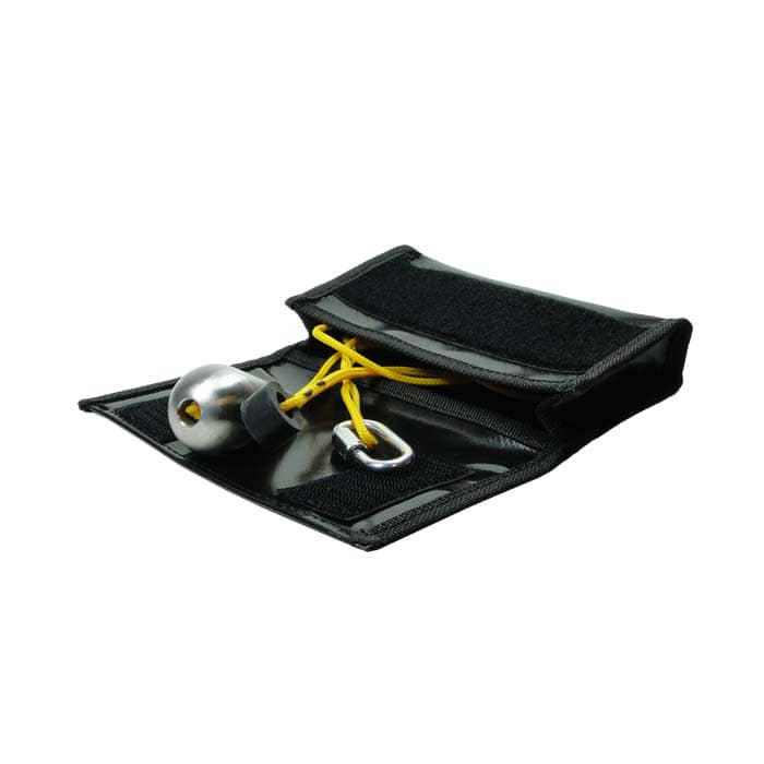 Quick-Kit, schwarzes Etui mit geöffnetem Deckel, darin ein silberner Metallgegenstand mit gelbem Band
