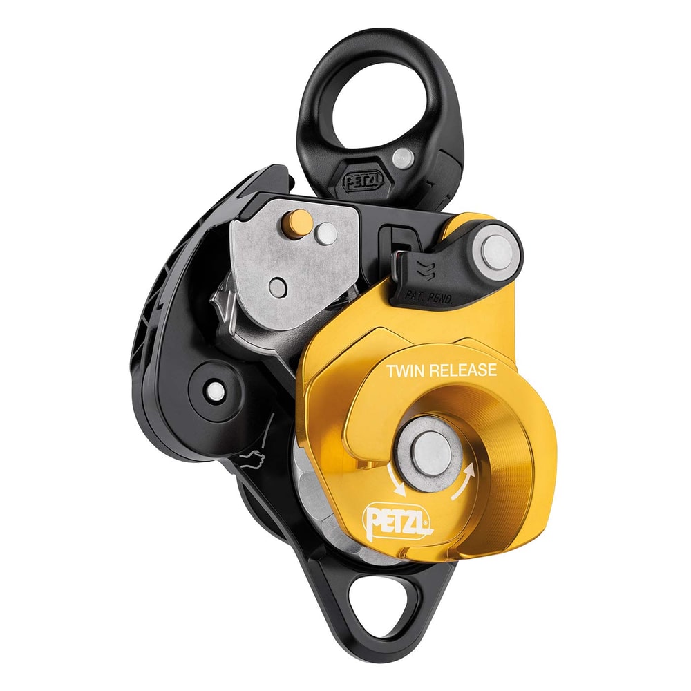 Petzl Twin Release Seilrolle in Schwarz und Gelb mit sichtbarem Herstellerlogo und Produktname