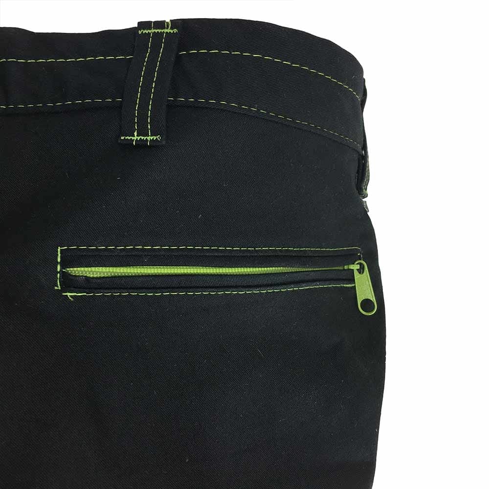 Nahaufnahme der Rückseite der Roots Pure Outdoorhose in Schwarz mit grünem Reißverschluss und grüner Naht am Gesäßtaschenbereich