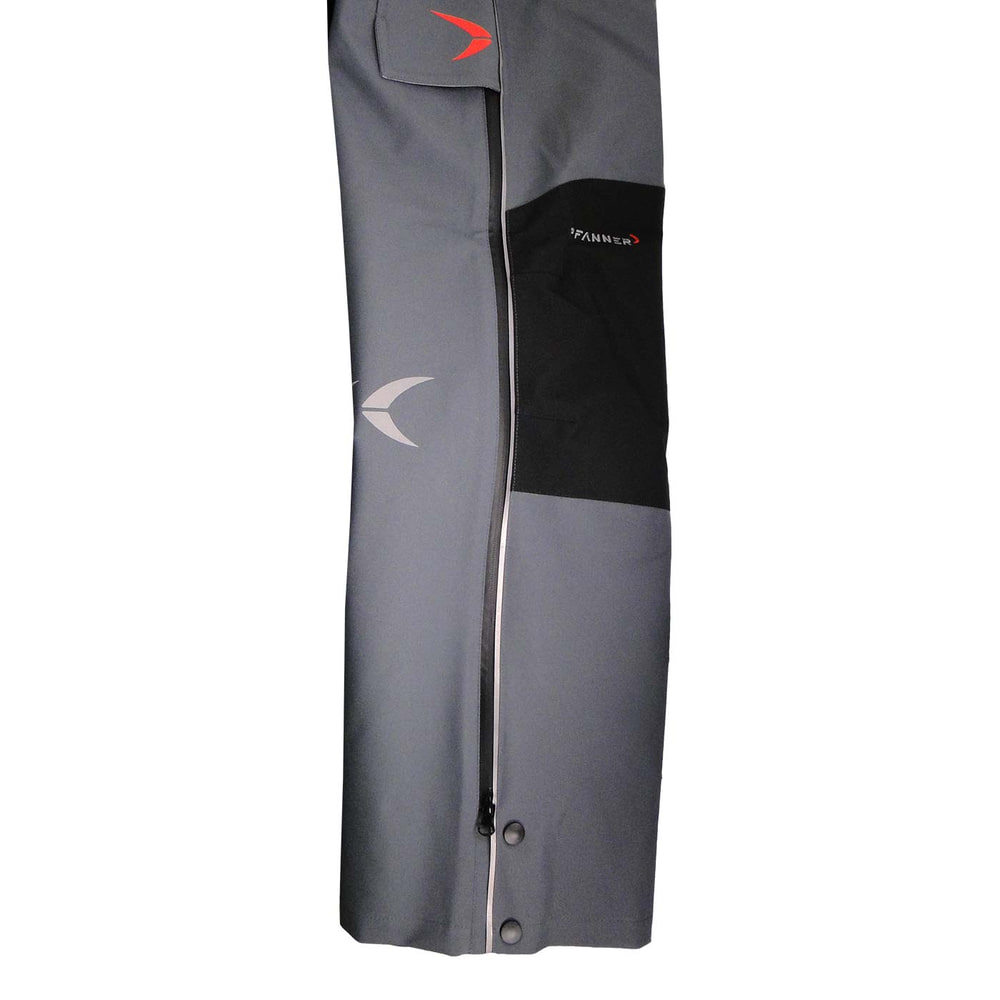Nanoshield® Regenhose EVO in Grau mit seitlichem Reißverschluss und Knöpfen am unteren Hosenbein, schwarze Knieverstärkung und rotem Logo oberhalb der Tasche