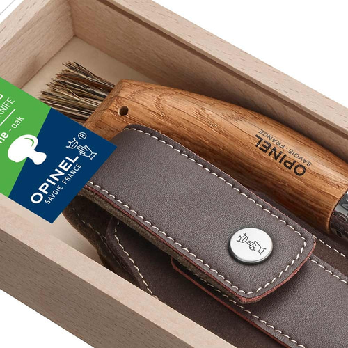 Detailansicht des Holzgriffs mit der Aufschrift "OPINEL SAVOIE-FRANCE" und Lederetui mit Knopf in der hellen Holzschachtel