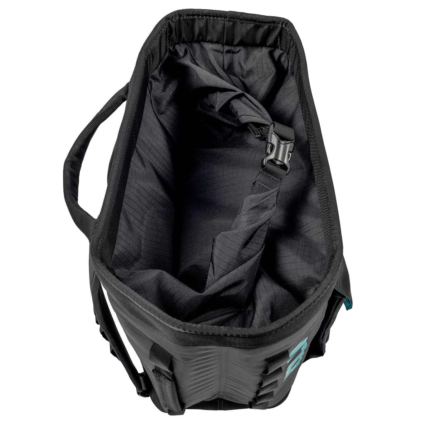 Blick von oben in die schwarze Approach Bag mit offenem Innenraum und verstellbarem Riemen mit Schnalle