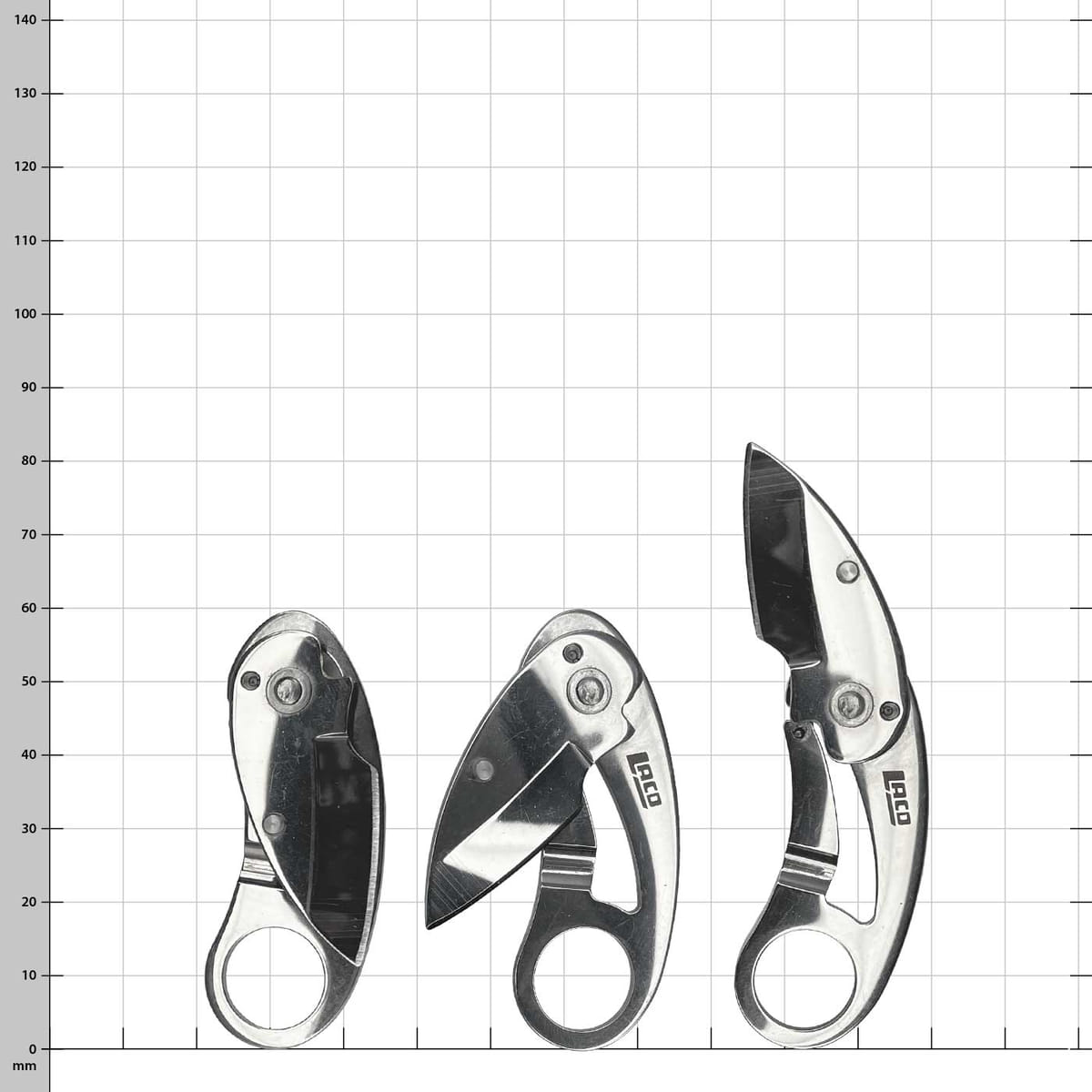 Drei Mini Knife Straight Cut Messer von Laco in unterschiedlichen Öffnungszuständen vor kariertem Hintergrund, das erste Messer ist geschlossen, das zweite halb geöffnet, das dritte vollständig geöffnet