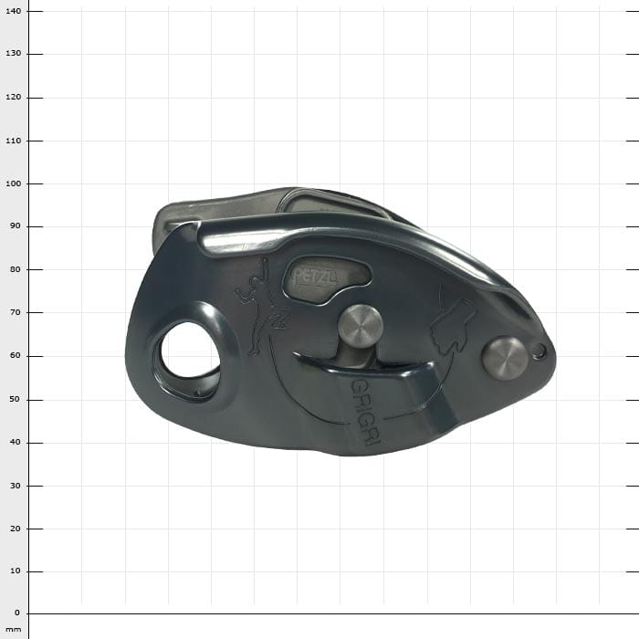 Grigri Klettergerät von Petzl in dunklem Metall mit Gravur eines Kletterers und der Aufschrift "GRIGRI" auf der Vorderseite