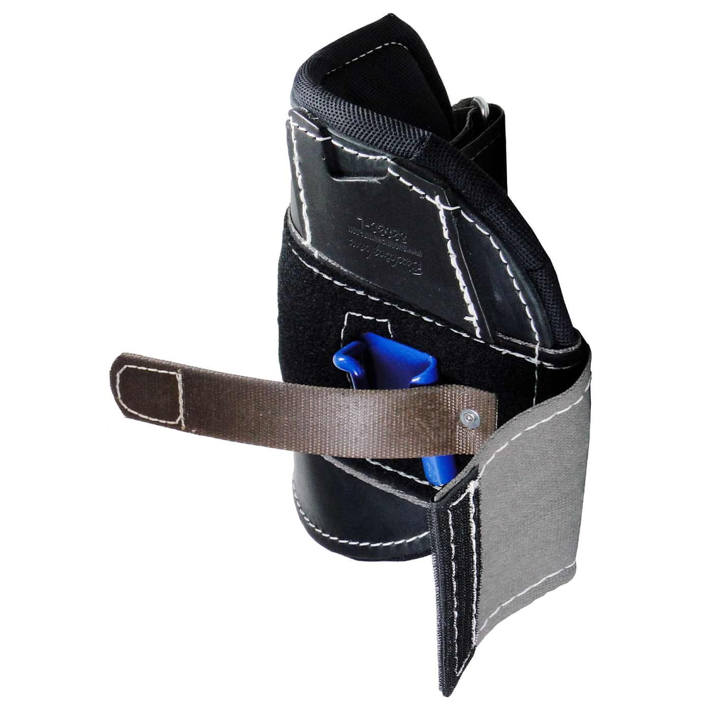 Big Buck Wrap Pads Steel, Steigeisenpolster, graue und schwarze Polster mit Klettverschluss, blauer Kunststoffclip und brauner Riemen, von der Seite mit geöffnetem Klettverschluss fotografiert