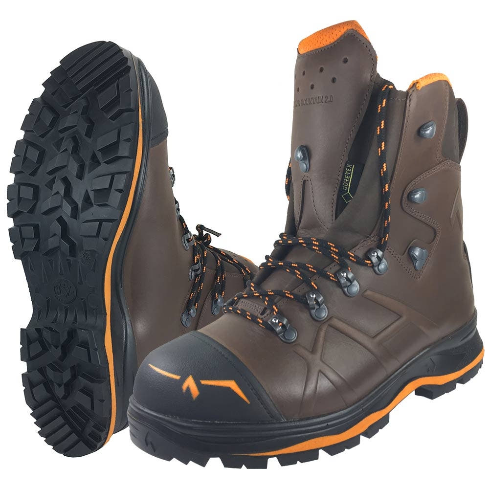 Trekker Mountain 2.0 brauner Bergstiefel mit schwarzer und orangefarbener Sohle und orange-schwarzen Schnürsenkeln, Herstellername nicht sichtbar