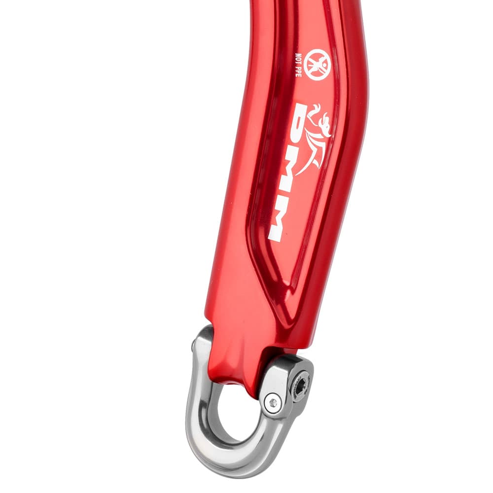 Nahaufnahme des unteren Teils vom Captain von DMM, rotes Metall mit weißem Logo und silbernem Haken
