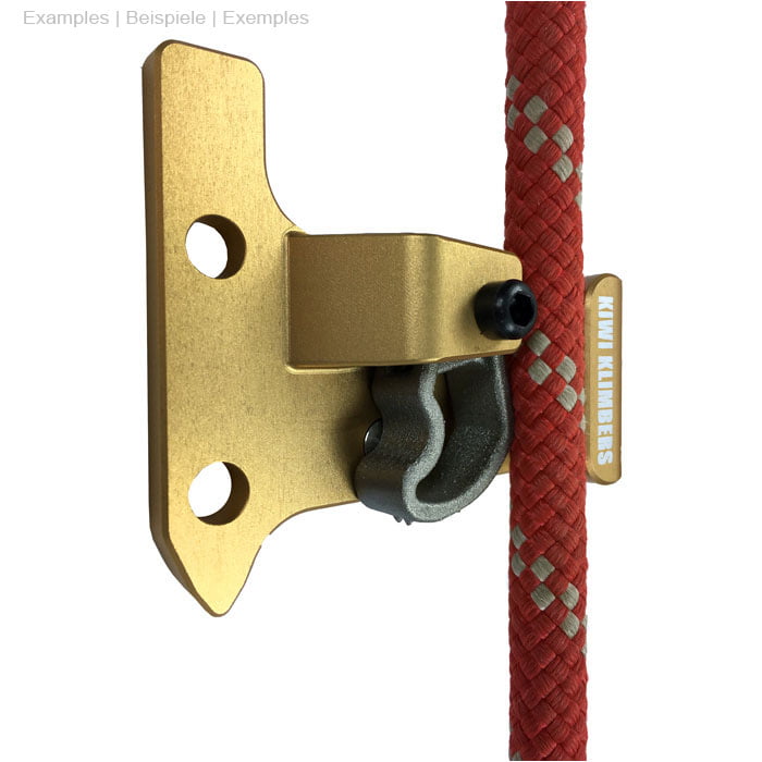 SpikeSender 2 L von Kiwi Klimbers, goldfarbenes Metallteil mit rotem Seil aus anderer Perspektive