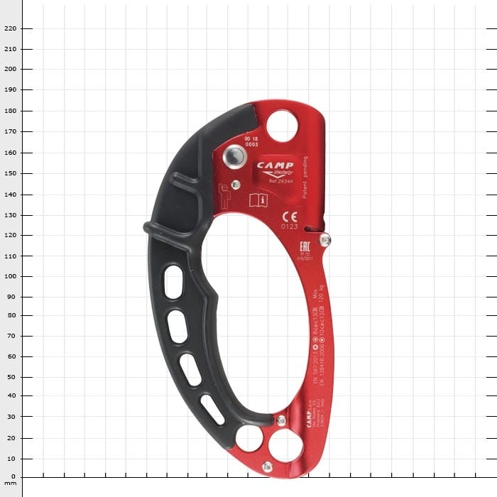 Rückseite des CAMP Turbohand Pro R Sicherungsgeräts in Rot und Schwarz mit Herstellerangaben und Zertifizierungen vor weißem Hintergrund