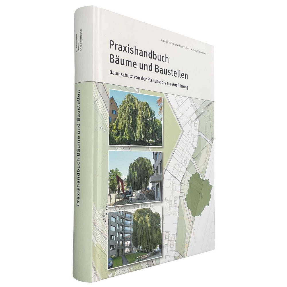 Praxishandbuch Bäume und Baustellen, Buchrücken und Buchcover mit drei Fotos von großen Bäumen und einem Bauplan im Hintergrund, seitliche Ansicht