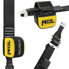 Nahaufnahme des Absorbica-I Vario von Petzl mit gelbem Etikett, schwarzem Band, Klettverschluss und silberner Schnalle