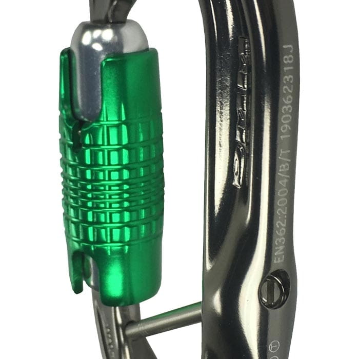 Nahaufnahme des PerfectO Captive Bar Karabiners mit sichtbaren Gravuren und grünem Verschluss